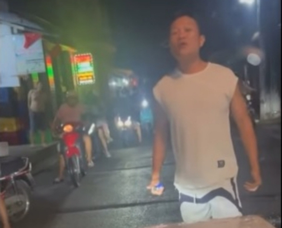 Công an mời người đàn ông chặn đầu ô tô, khiêu khích tài xế lên làm việc