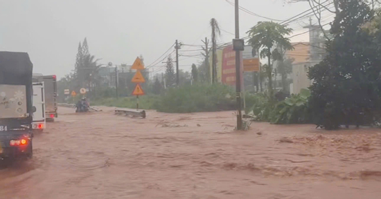 Quốc lộ thành 'sông', người dân vật lộn cứu xe máy giữa dòng nước xiết