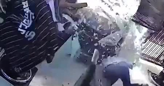 Tai nạn kinh hoàng: Ô tô đâm thẳng vào tiệm cắt tóc, hai người bị thương