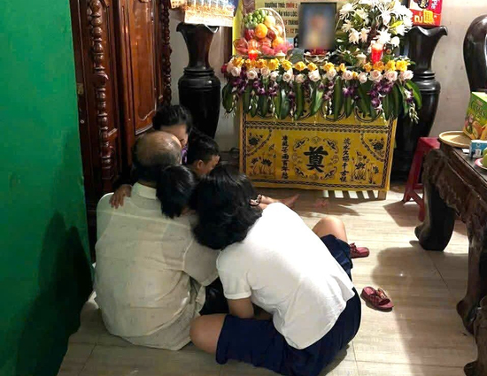 Xe vào trường chở rác tông chết 1 học sinh: Mẹ khóc nghẹn trước bàn thờ con trai