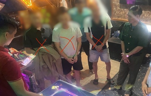 Bí mật bên trong phòng 202 quán karaoke Night Star