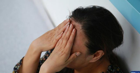 Đêm giao thừa cay đắng: Mẹ già bị con trai bỏ trước cửa nhà em gái vì giấu lương hưu