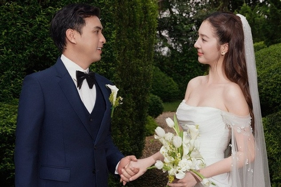 Hồ Quang Hiếu tung trọn bộ ảnh cưới với bà xã kém 17 tuổi