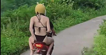 Khách Tây mặc bikini đi xe máy trên đường ở Tuyên Quang gây tranh cãi