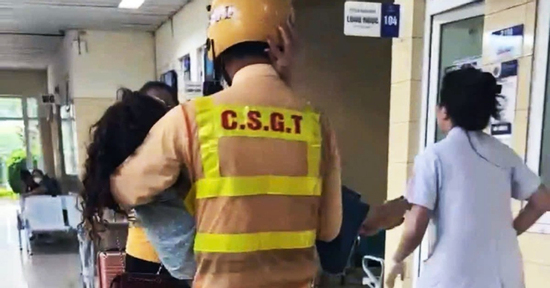 Tài xế khẩn cầu ở ngã tư, đại úy cảnh sát Hà Nội hỏi 2 câu rồi lập tức hành động