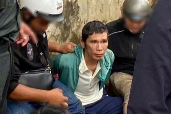 Clip trinh sát vây bắt, lột 'mặt nạ' nghi phạm sát hại 3 người cùng một gia đình