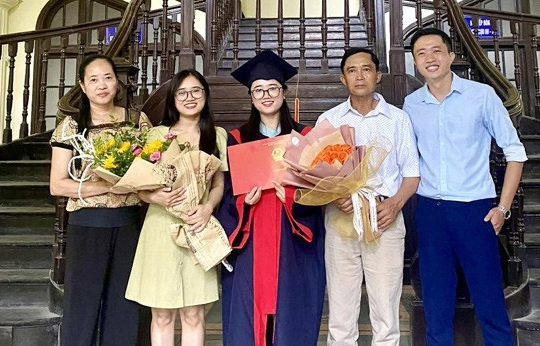 Bố thợ xây, mẹ đan nón nuôi 3 con thành kỹ sư, bác sĩ nội trú, du học sinh Pháp