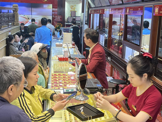 Người mua vàng miếng lỗ nặng sau một tuần