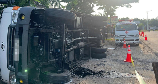 Ô tô đột ngột lật nghiêng trước chợ, người phụ nữ tử vong trong cabin