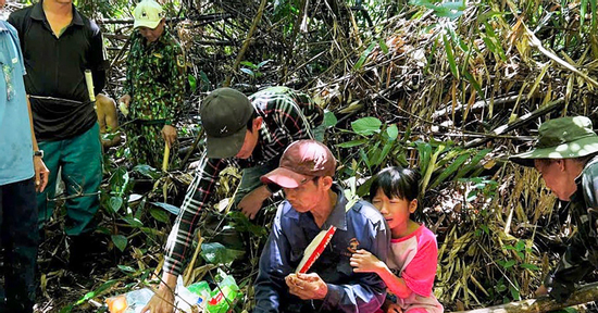 Bỏ hai con lại giữa chòi, người cha vào rừng hái măng rồi mất tích