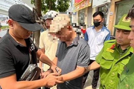 Cầm tuýp sắt đuổi đánh người dân sau va chạm giao thông ở Hà Nội