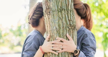 Mẹ sốc khi nhìn thấy tấm ảnh photobooth của con gái và cô bạn thân đang hôn nhau
