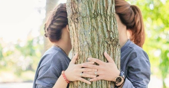 Mẹ sốc khi nhìn thấy tấm ảnh photobooth của con gái và cô bạn thân đang hôn nhau
