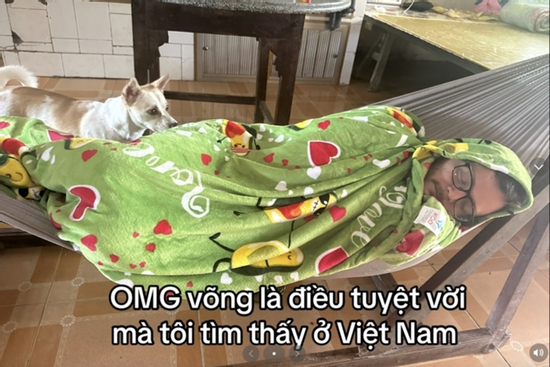 Cảnh anh Tây 'phê hết cỡ' khi nằm võng ở Việt Nam gây bão TikTok