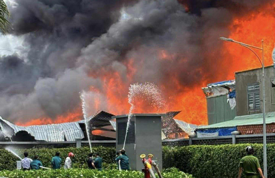 Khói lửa ngùn ngụt bao trùm nhà xưởng ở TP.HCM