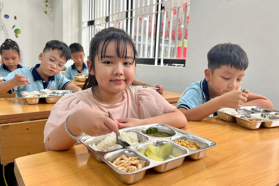 Dạy học 2 buổi/ngày: Phụ huynh ‘khổ vì đón con’, trường loay hoay tìm giải pháp