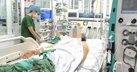 Sau vài ngày sốt cao, nhiều người mắc sốt xuất huyết rơi vào nguy kịch