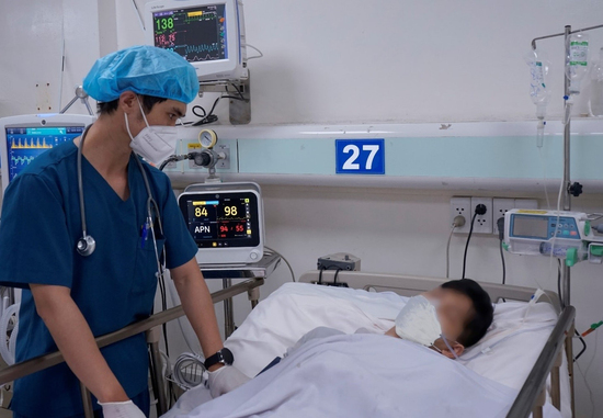 Uống rượu ngâm thuốc, người đàn ông nhiễm phải chất cực độc