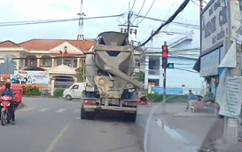 Clip xe bồn ngang nhiên vượt đèn đỏ, hàng loạt tài xế phải phanh 'cháy đường'