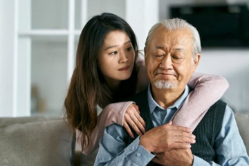 Lời bố nói trong bữa cơm 49 ngày mẹ mất khiến 5 con gái nghẹn lòng