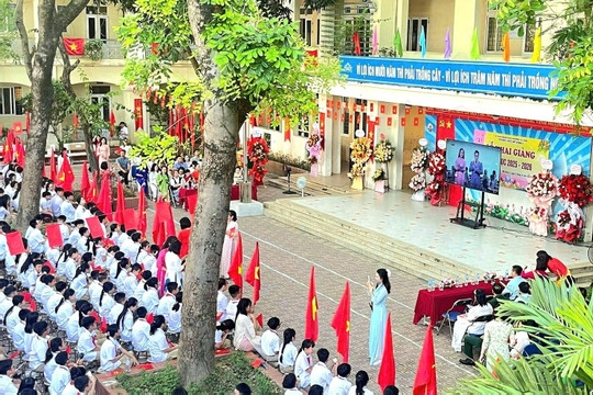 Phụ huynh bức xúc vì phải mua tivi 40 triệu tặng trường