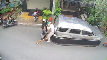Thanh niên bị 2 đối tượng đánh tới tấp, cô gái đi cùng lao vào căn ngăn