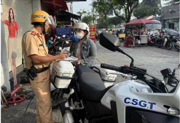 Chạy xe lên vỉa hè, nhiều người nhận mức phạt đến 6 triệu đồng