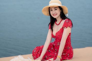 NSND Thu Hà 'Lá ngọc cành vàng' diện váy đỏ sexy