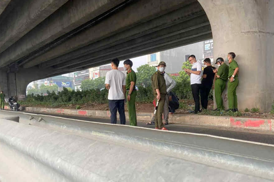 Phát hiện thi thể người đàn ông đang phân hủy trên dải phân cách bên đường