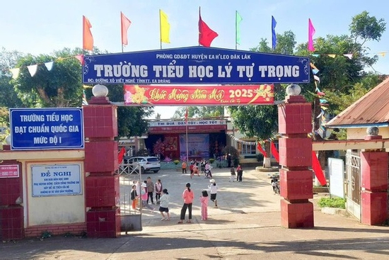 Xử lý trách nhiệm vụ trường buộc học sinh mặc 3 loại đồng phục trong tuần
