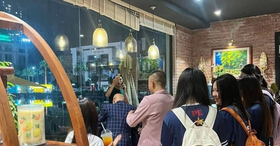 Cảnh tượng bất ngờ tại quán cà phê nơi 'em của tổng tài’ đánh ngã nam nhân viên