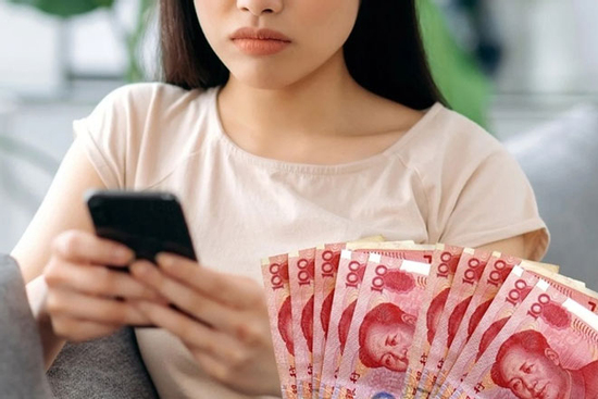Để được con gái đi học xa nhắn tin, ông bố phải trả công 5,6 triệu đồng/tháng