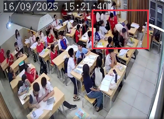 Học sinh lớp 7 ở Hà Nội túm tóc, ấn đầu cô giáo trong lớp