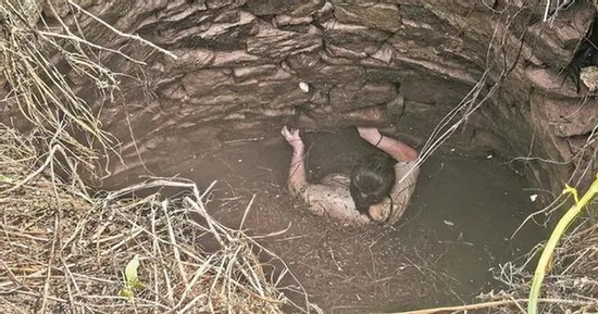 Người phụ nữ rơi xuống giếng đầy rắn, mắc kẹt suốt 54 giờ và cái kết