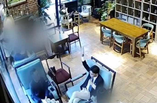 Vụ nhân viên quán cà phê bị khách hành hung: 'Tổng tài' có phải chịu trách nhiệm?