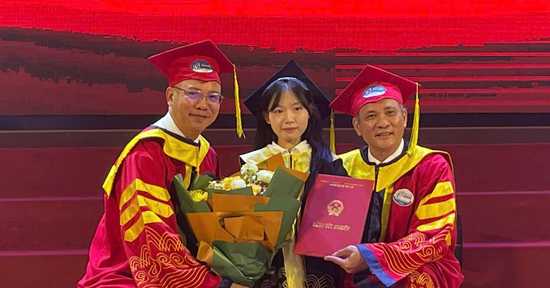 Hành trình không gục ngã của nữ sinh 'tí hon' được trường đại học đặc cách mời ở lại