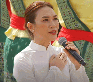 Khoảnh khắc Mỹ Tâm cùng gần 80 nghệ sĩ hoà giọng kết màn lễ diễu binh, diễu hành