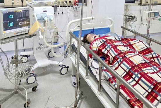 Ca mổ xuyên đêm cấp cứu người phụ nữ tự phá thai 33 tuần tại nhà