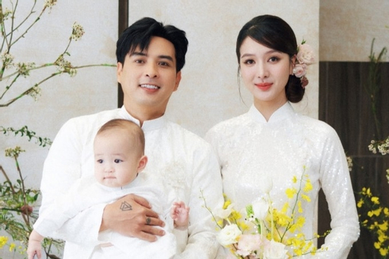 Hồ Quang Hiếu và vợ kém 17 tuổi lãng mạn trong lễ tân hôn, tiệc cưới hoa tươi