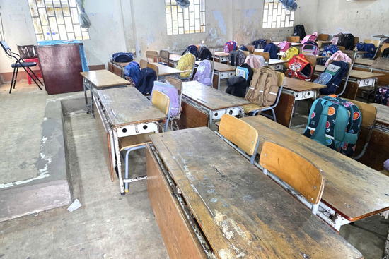 Phụ huynh rơi nước mắt nhìn phòng học của con tại trường công lập ở TPHCM