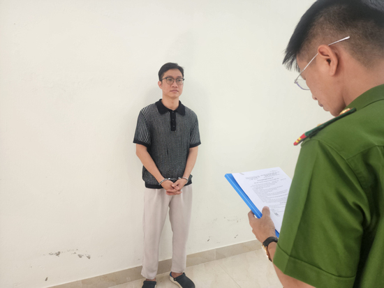 Bắt kẻ dùng clip nhạy cảm đe dọa, cưỡng dâm người yêu cũ