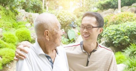 Tuổi xế chiều cô đơn, cụ ông nhận được tình thương từ hàng xóm và cái kết xúc động