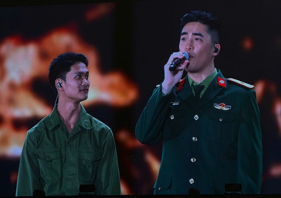 Vũ mặc quân phục gây sốt