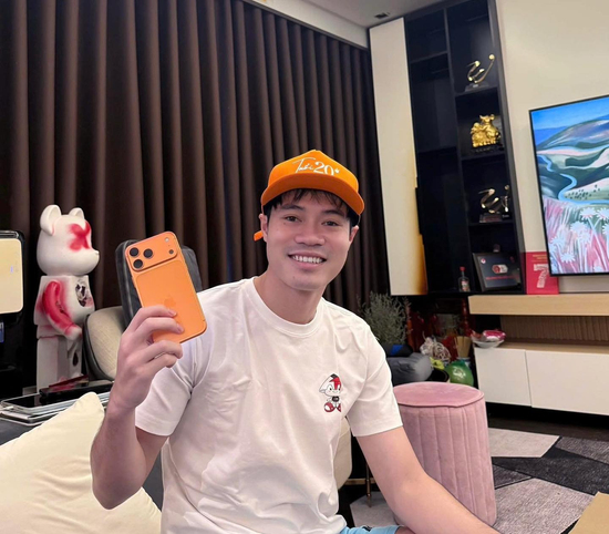 Cầu thủ Văn Toàn than trời khi bị Hòa Minzy 'lừa' mua Iphone 17 giá 70 triệu đồng