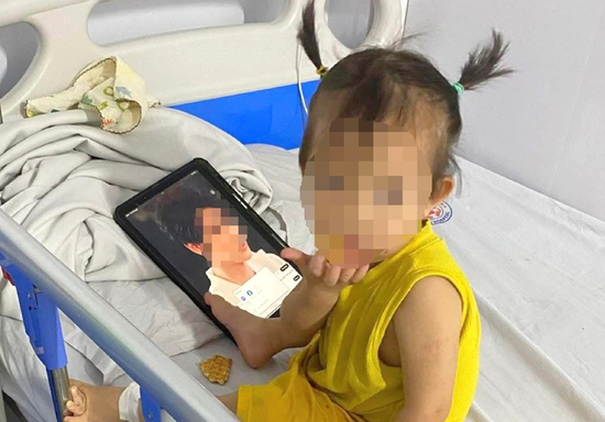 Hàng trăm người xuyên đêm tìm bé gái 18 tháng tuổi mất tích bí ẩn ở Nghệ An