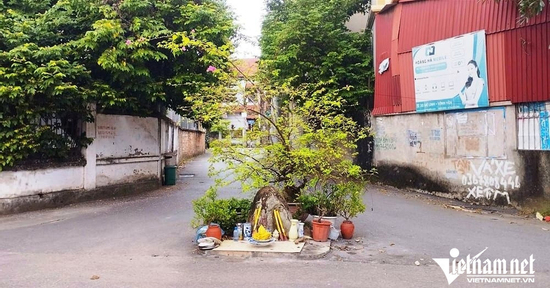 Hòn đá bí ẩn 'mọc' giữa ngã ba đường và những chuyện kỳ lạ