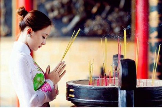 Khung giờ đẹp thắp hương mùng 1 tháng 8 âm lịch và 4 điều cần làm đầu tháng để gia đạo bình an, kinh doanh rực rỡ