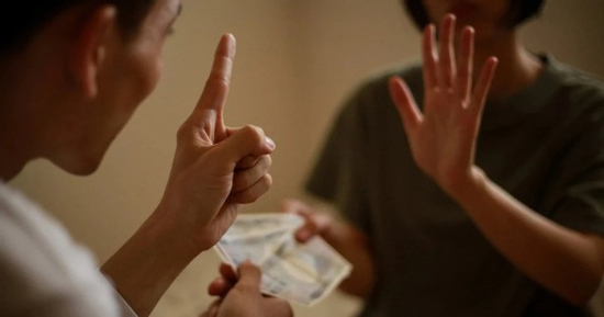 Sau khi nghỉ hưu, mẹ tính chia tài sản: Tôi đang 'cân não' khi chồng nhất quyết ép tôi từ bỏ số tiền lớn