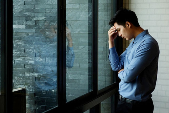 Bạn thân đi du học nhờ chăm sóc người yêu, tôi khổ sở vì trót mê cô ấy