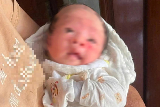 Bé gái sơ sinh bị bỏ rơi với tờ giấy ghi tên 